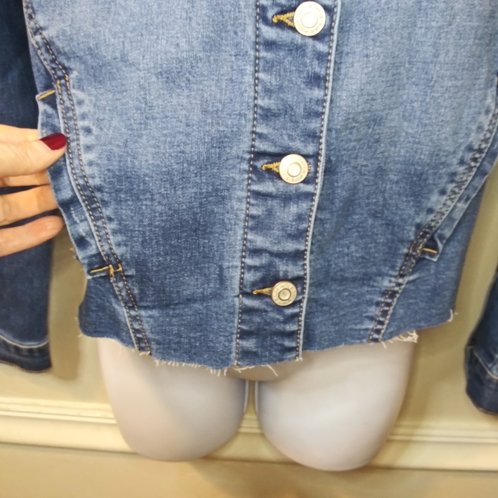 Kensie Jeans Distressed Raw Hem, Tapered Fit, Shirt Style Denim Jacket - Picture 4 of 10